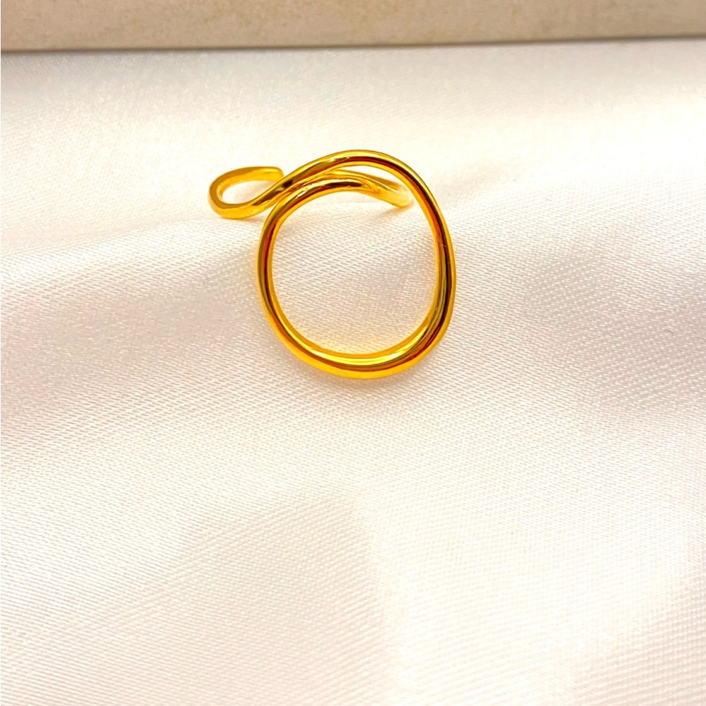 Elegant Gold-Tone Women's Ring